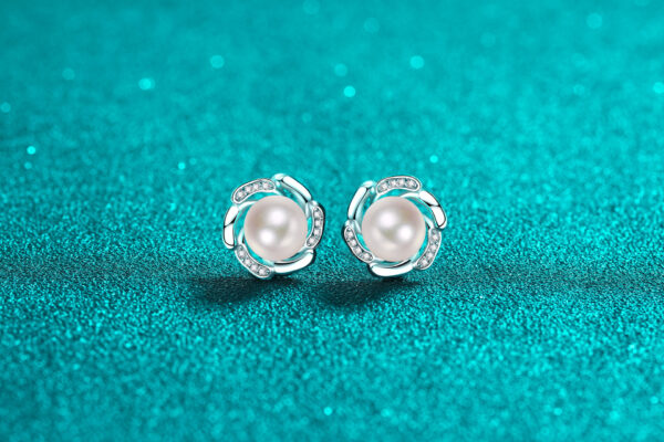 Moissanite Pearl Stud Earrings: 18K Gold, 0.15 Carat, Simple High-End Design for Sweet Fashion