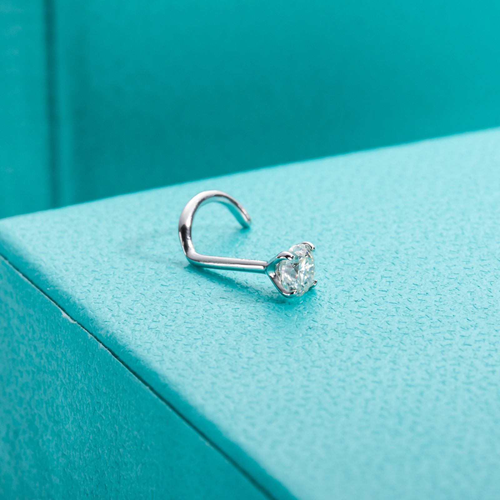 European and American 14K Gold Moissanite Nose Stud, Plug-In Style, Niche Light Luxury 925 Silver Nose Jewelry - Image 3