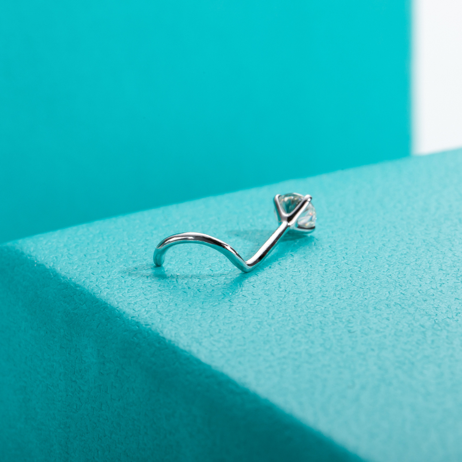 European and American 14K Gold Moissanite Nose Stud, Plug-In Style, Niche Light Luxury 925 Silver Nose Jewelry - Image 4
