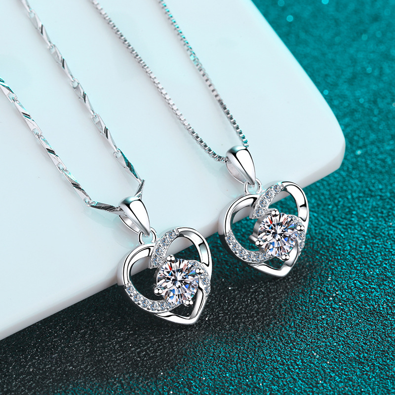 925 Sterling Silver Women's Heart-Shaped Pendant Short Clavicle Chain Pendant Moissanite Necklace