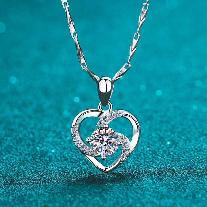 925 Sterling Silver Women's Heart-Shaped Pendant Short Clavicle Chain Pendant Moissanite Necklace - Image 3