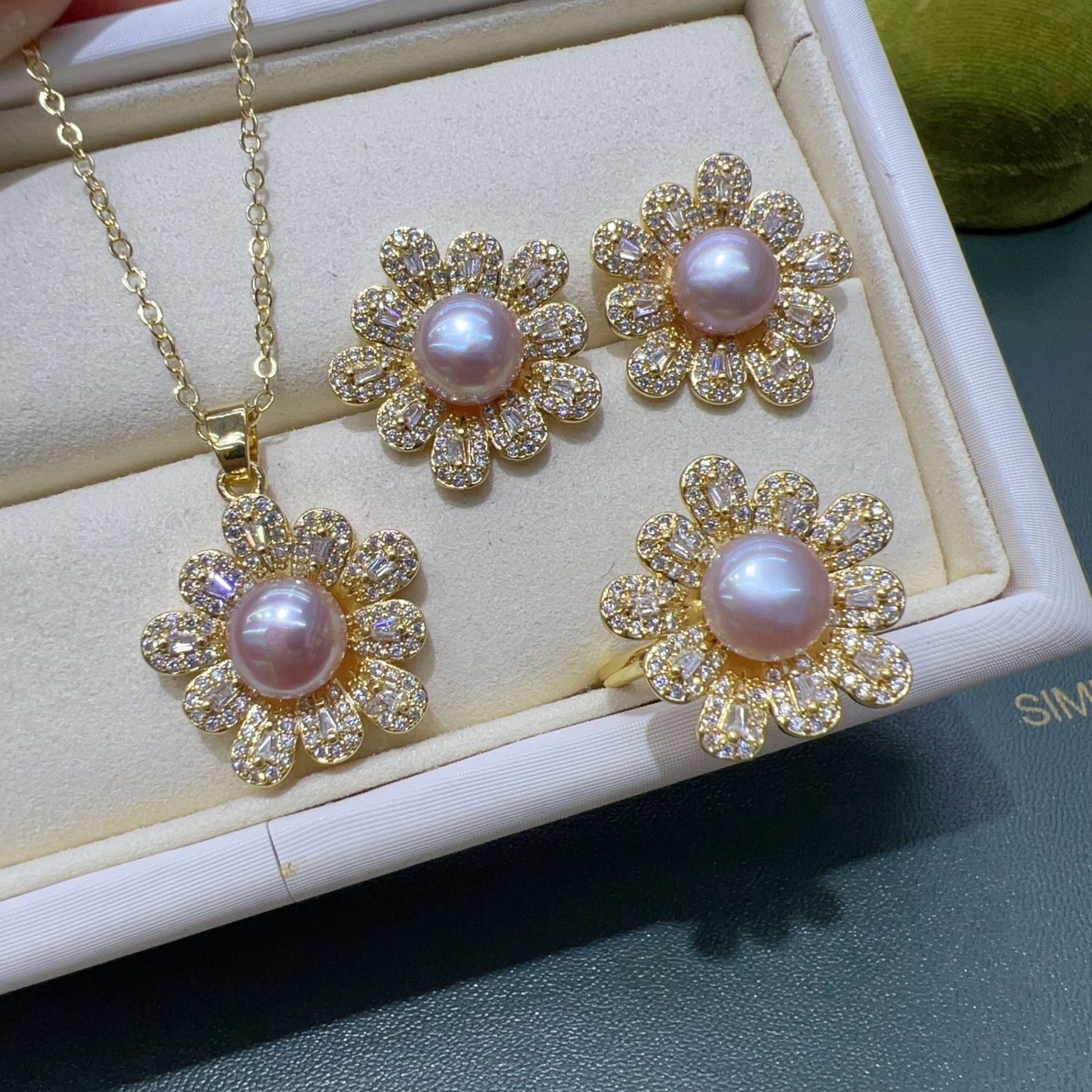 High-Quality Freshwater Pearl Inlaid Floral Set Is Full of Texture and Versatile for Everyday Wear