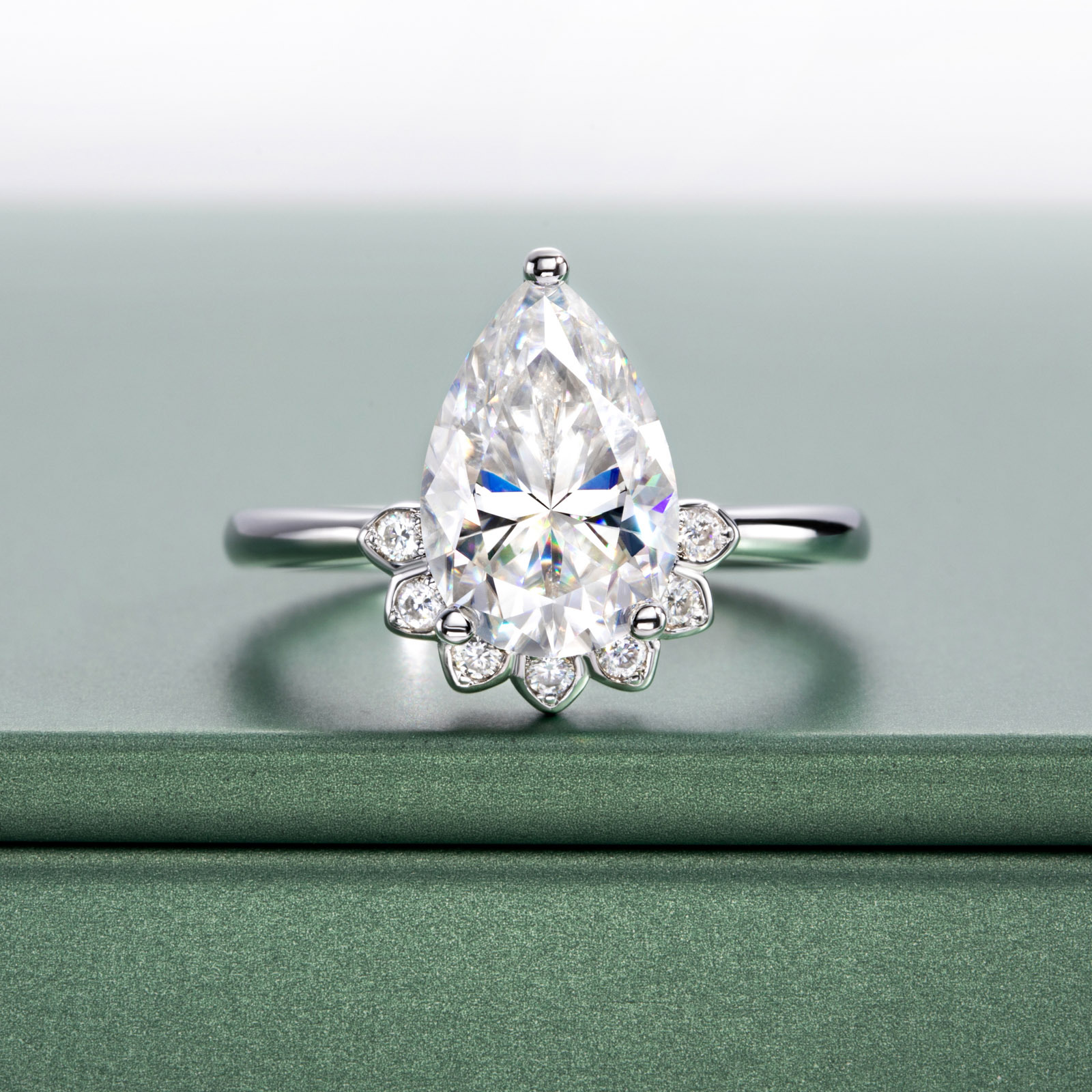 Cross-border finely crafted silver-plated 4-carat teardrop D-color moissanite ring, European and American light luxury wedding ring for women - Image 2
