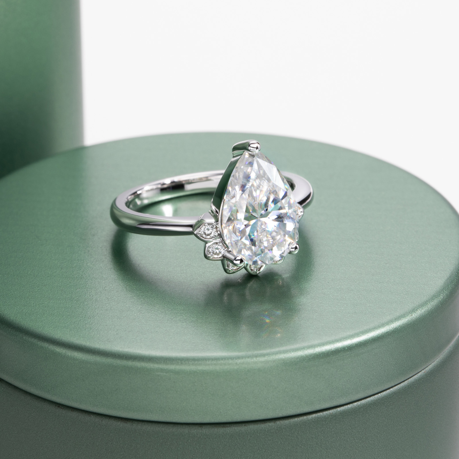 Cross-border finely crafted silver-plated 4-carat teardrop D-color moissanite ring, European and American light luxury wedding ring for women - Image 3