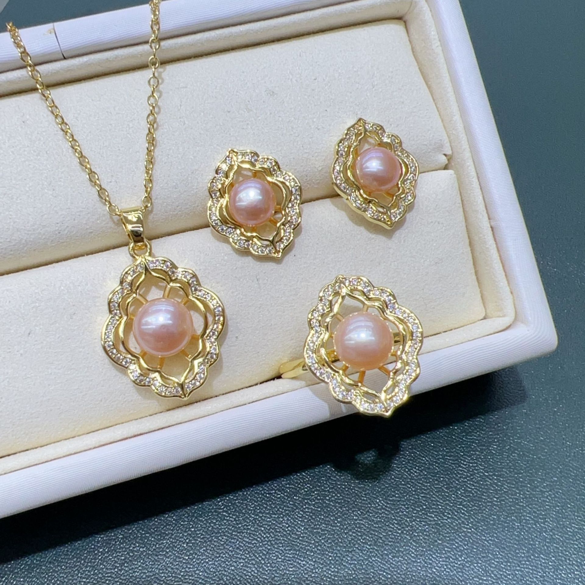 High-Quality Freshwater Pearls Inlaid with a Sense of Elegance and Sophistication, Vintage Fashion, Versatile for Everyday Wear