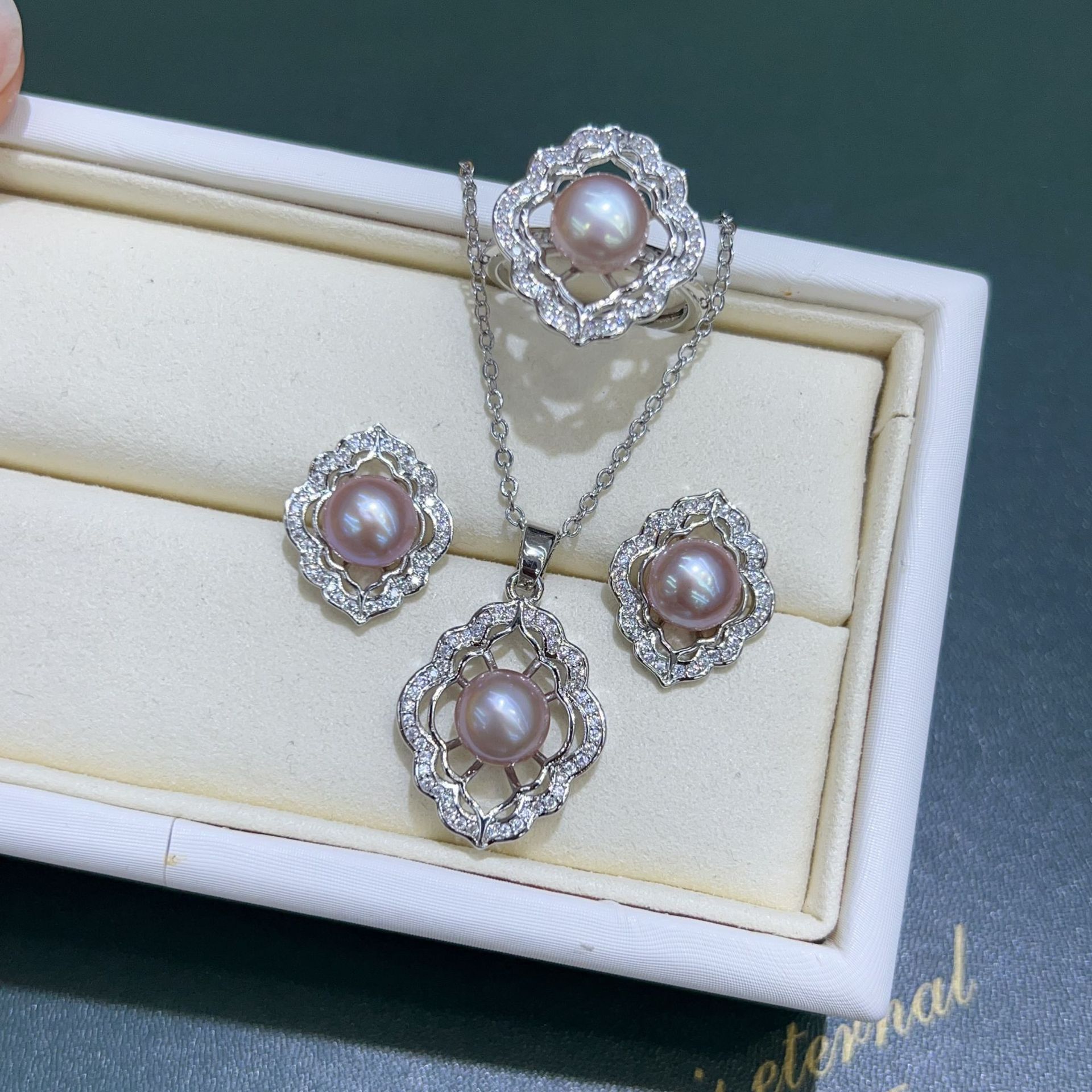 High-Quality Freshwater Pearls Inlaid with a Sense of Elegance and Sophistication, Vintage Fashion, Versatile for Everyday Wear - Image 5