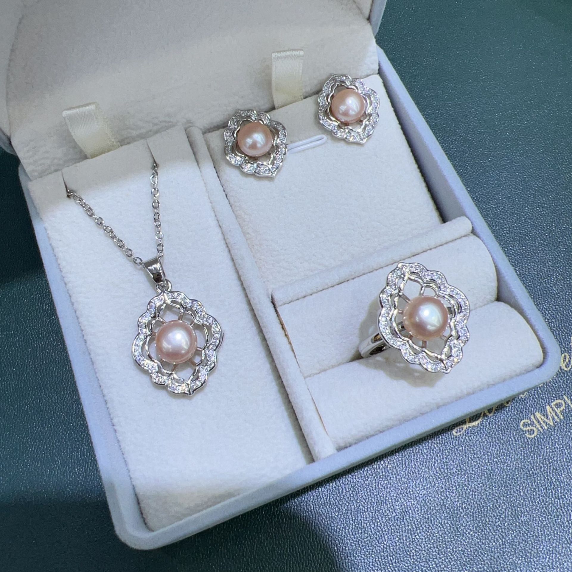 High-Quality Freshwater Pearls Inlaid with a Sense of Elegance and Sophistication, Vintage Fashion, Versatile for Everyday Wear - Image 7