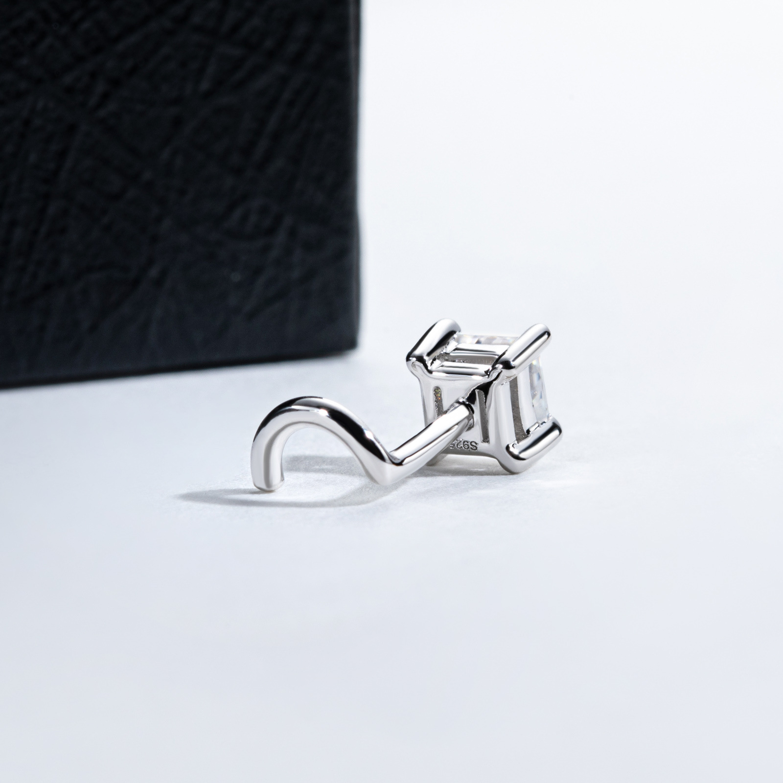 Cross-Border Pt950 Platinum D Color Princess Cut GRA Moissanite Nose Stud European and American Simple and Unique Nose Jewelry Nose Stud - Image 4